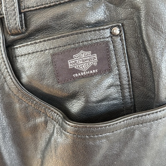 Harley Davidson Black leather pants. SZ 8 w/33" inseam. Great condition - Picture 2 of 6